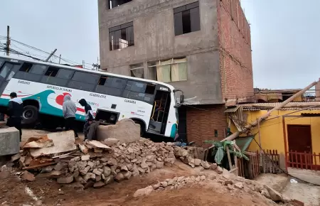 Bus se despista y queda empotrado en viviendas de Chorrillos.