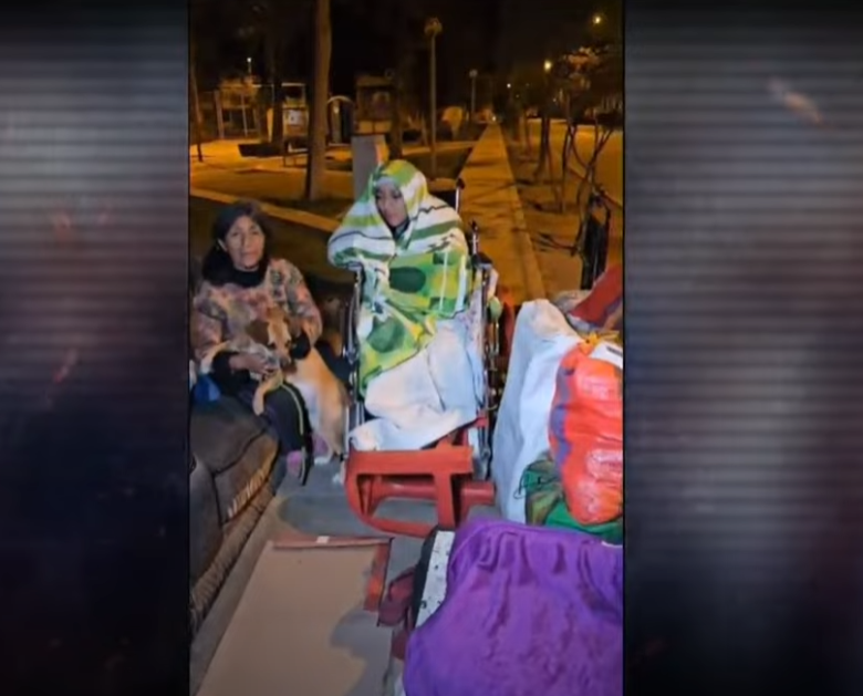 Abuelitos y su hija con discapacidad duermen en las calles tras desalojo en Puente Piedra.