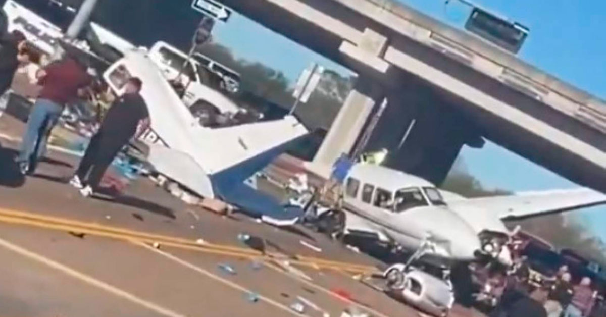 ¡Terrible! Avioneta se estrella contra tres autos al intentar aterrizar de emergencia