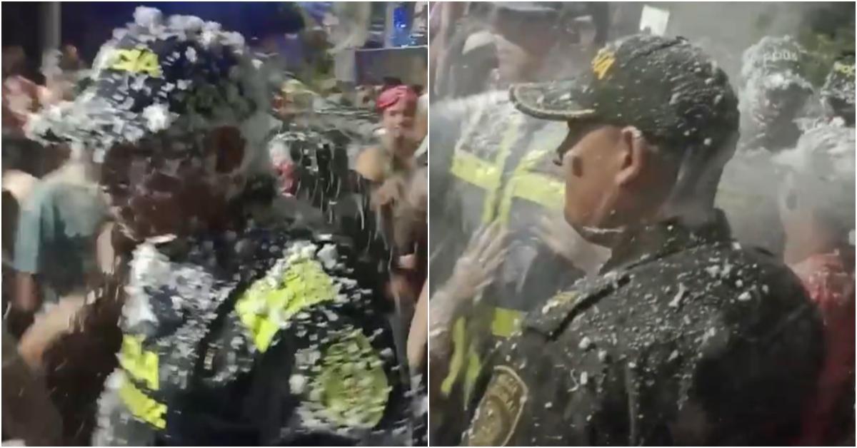 Ciudadanos bañan a policías en espuma durante fiesta y causan polémica: "Una falta de respeto"