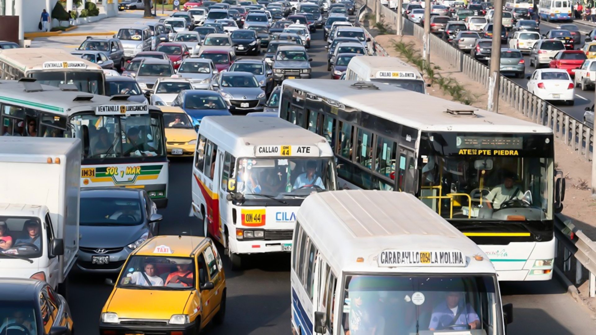 El trfico que presenta Lima hace perder varias horas del da a conductores y pasajeros.