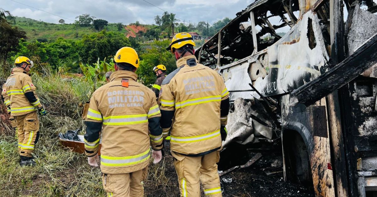 ¡Trágico! Aparatoso accidente de tránsito entre bus y camión deja más de 20 muertos