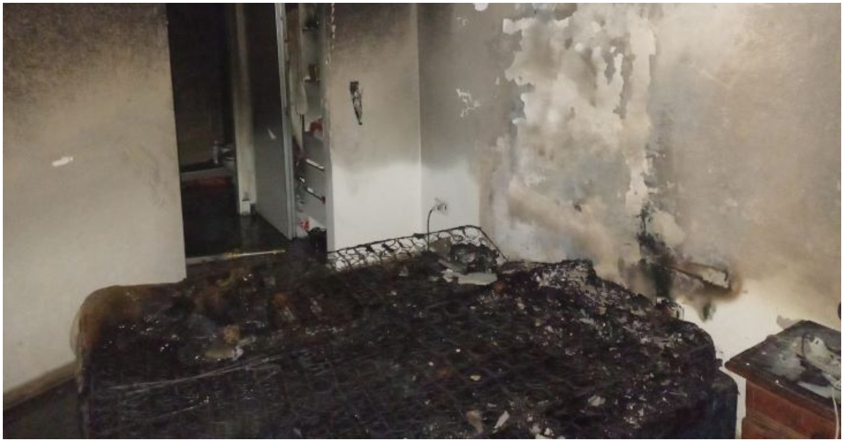 Cargador de celular provoca voraz incendio en edificio: Bomberos resultan afectados por inhalación de humo