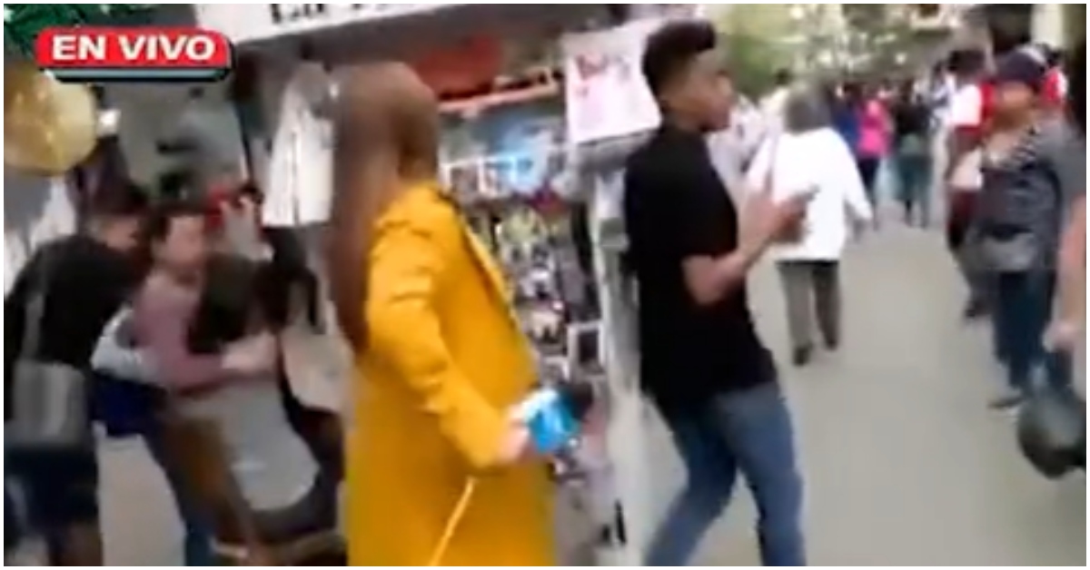 ¡Cada vez más descarados! Delincuentes roban el celular a reportera en plena transmisión en vivo