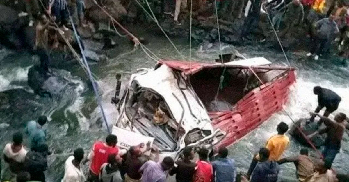 Tragedia en la carretera: Camión con pasajeros cae al río y dejó más de 60 fallecidos