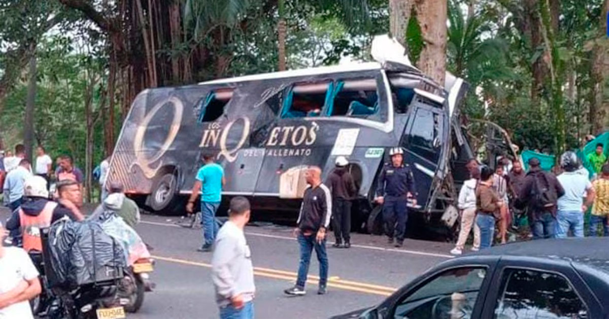 Bus de agrupación musical sufre aparatoso accidente: Reportan un fallecido y más de 10 heridos