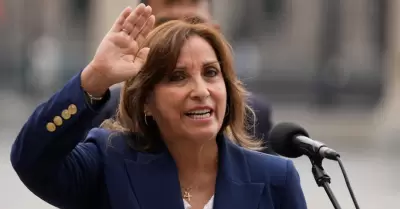 La presidenta Dina Boluarte vara descuento salarial tras no justificar su ausen