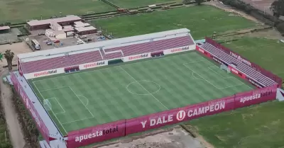 Universitario construir un estadio en Campomar.