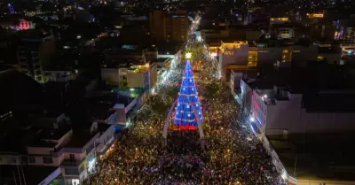 rbol de Navidad ms grande del Per rene a gran cantidad de gente.