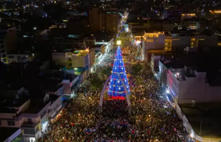 rbol de Navidad ms grande del Per rene a gran cantidad de gente.