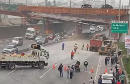 Reportan cada de puente Ricardo Palma.