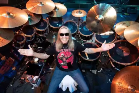 Nicko McBrain, baterista de Iron Maiden, se retira luego de 42 aos de la banda.