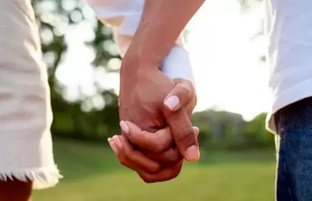 Joven cuelga carteles para buscar novia.