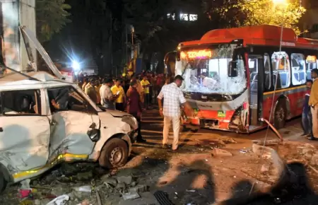 Accidente de autobs dej al menos seis fallecidos en Bombay.