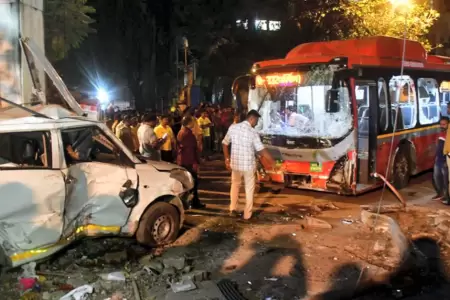 Accidente de autobs dej al menos seis fallecidos en Bombay.