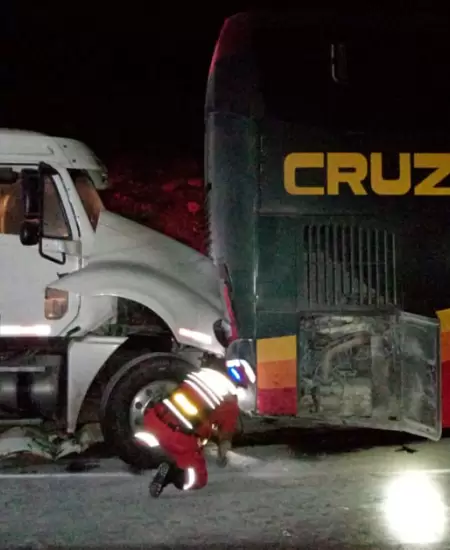 Choque de bus del Cruz del Sur con camin en Arequipa.