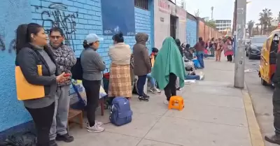 Padres pernoctan por vacantes en colegio de SJM.