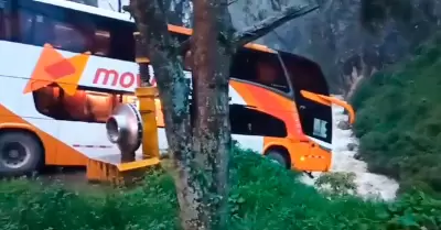 Bus de la empresa Mvil Bus casi se desbarranca en Tarma.