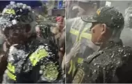 Ciudadanos baan a policas en espuma durante fiesta y causan polmica: "Una falta de respeto"