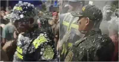 Ciudadanos baan a policas en espuma durante fiesta