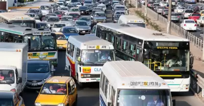 El tráfico que presenta Lima hace perder varias horas del día a conductores y pa
