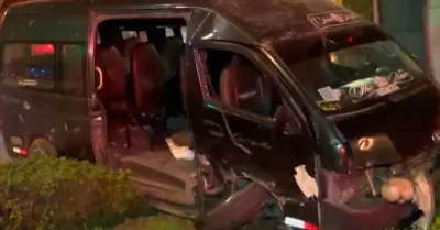 Choque de combi con taxi deja ocho heridos en San Borja.