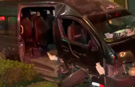 Choque de combi con taxi deja ocho heridos en San Borja.