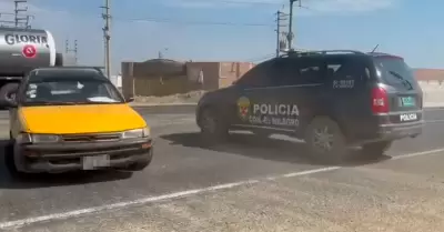 Patrullero PNP realiza peligrosa maniobra en Panamericana Norte.