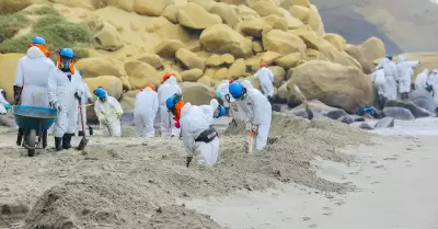 Petroper anuncia que playa afectada est limpia a un 90%.