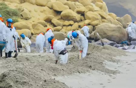 Petroper anuncia que playa afectada est limpia a un 90%.