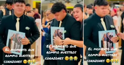 Adolescente llora bailando con la foto de su madre fallecida.