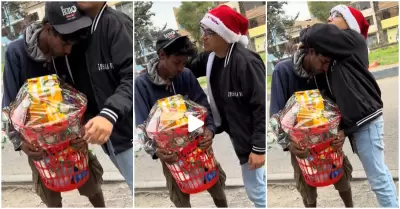 Influencer regala canasta a venezolano por Navidad