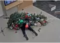 Accidente navideo! Hombre intenta reubicar un rbol de Navidad y termina aplastado