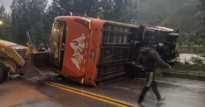 Bus se vuelca y deja 17 heridos y 2 muertos.