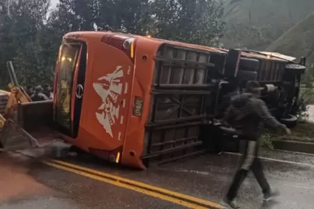 Bus se vuelca y deja 17 heridos y 2 muertos.