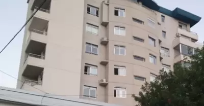 Hombre cae desde el octavo piso de un edificio en Navidad.