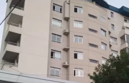 Hombre cae desde el octavo piso de un edificio en Navidad.