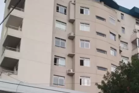 Hombre cae desde el octavo piso de un edificio en Navidad.