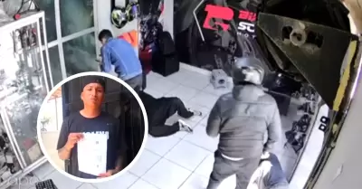 Joven sufre el robo de su moto por delincuentes armados.