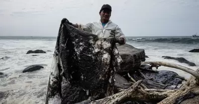 Foto de un personal de limpieza en la playa Las Capullanas.