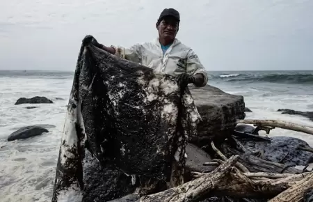 Foto de un personal de limpieza en la playa Las Capullanas.