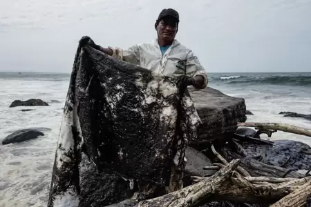 Foto de un personal de limpieza en la playa Las Capullanas.