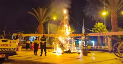 rbol navideo se incendia en plena plaza de Arequipa.