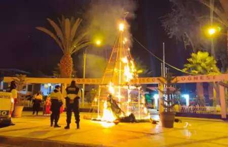 rbol navideo se incendia en plena plaza de Arequipa.