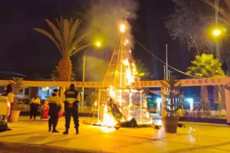 rbol navideo se incendia en plena plaza de Arequipa.