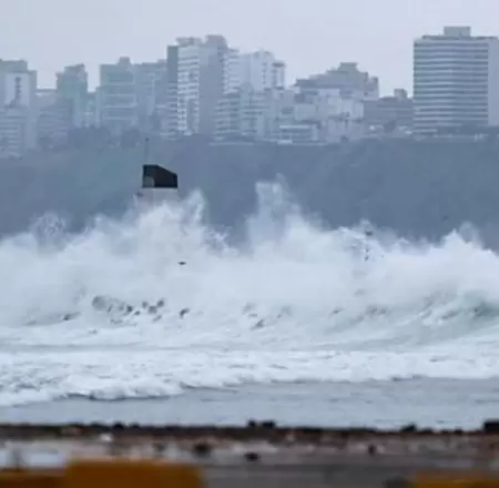 Puertos se mantienen cerrados por oleajes an�malos.