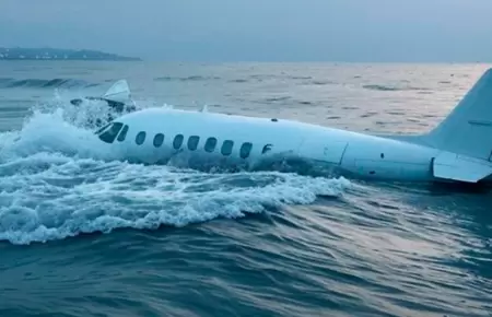 Avioneta se estrella en el mar en Emiratos rabes.