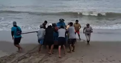 Pescadores salen a la mar pese a oleaje