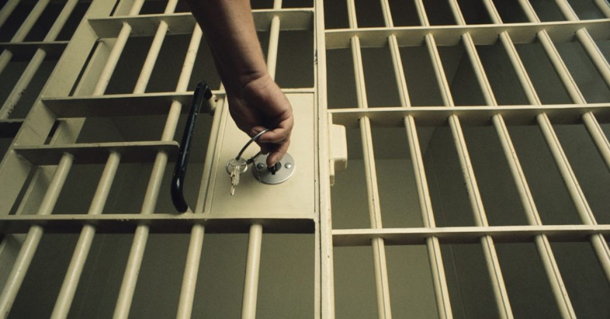 ¡En problemas! Policía fue arrestado tras liberar a prisioneros para celebrar el Año Nuevo