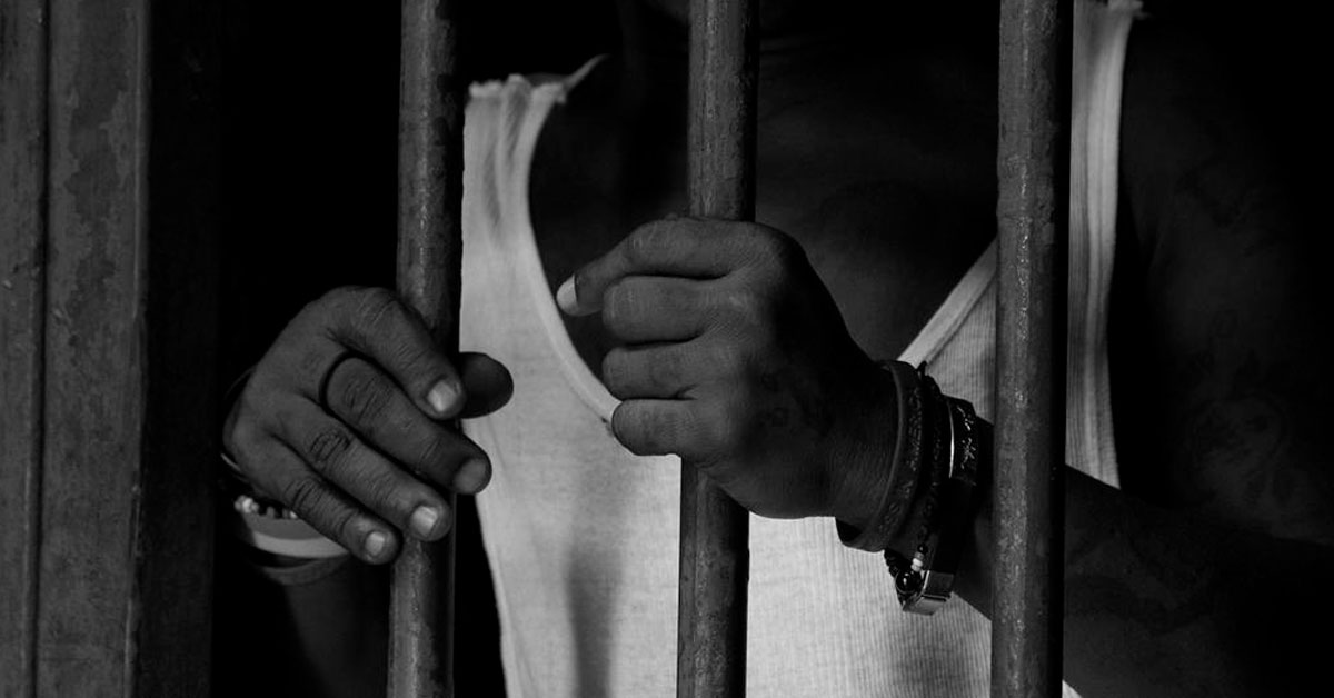¡Insólito! Recluso intenta escapar de la cárcel vestido de mujer para engañar a la policía
